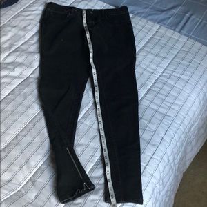 converse and black jeans